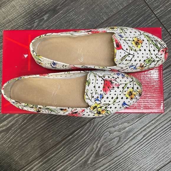 AEROSOLES You Betcha white floral laser cut flats - Picture 2 of 5